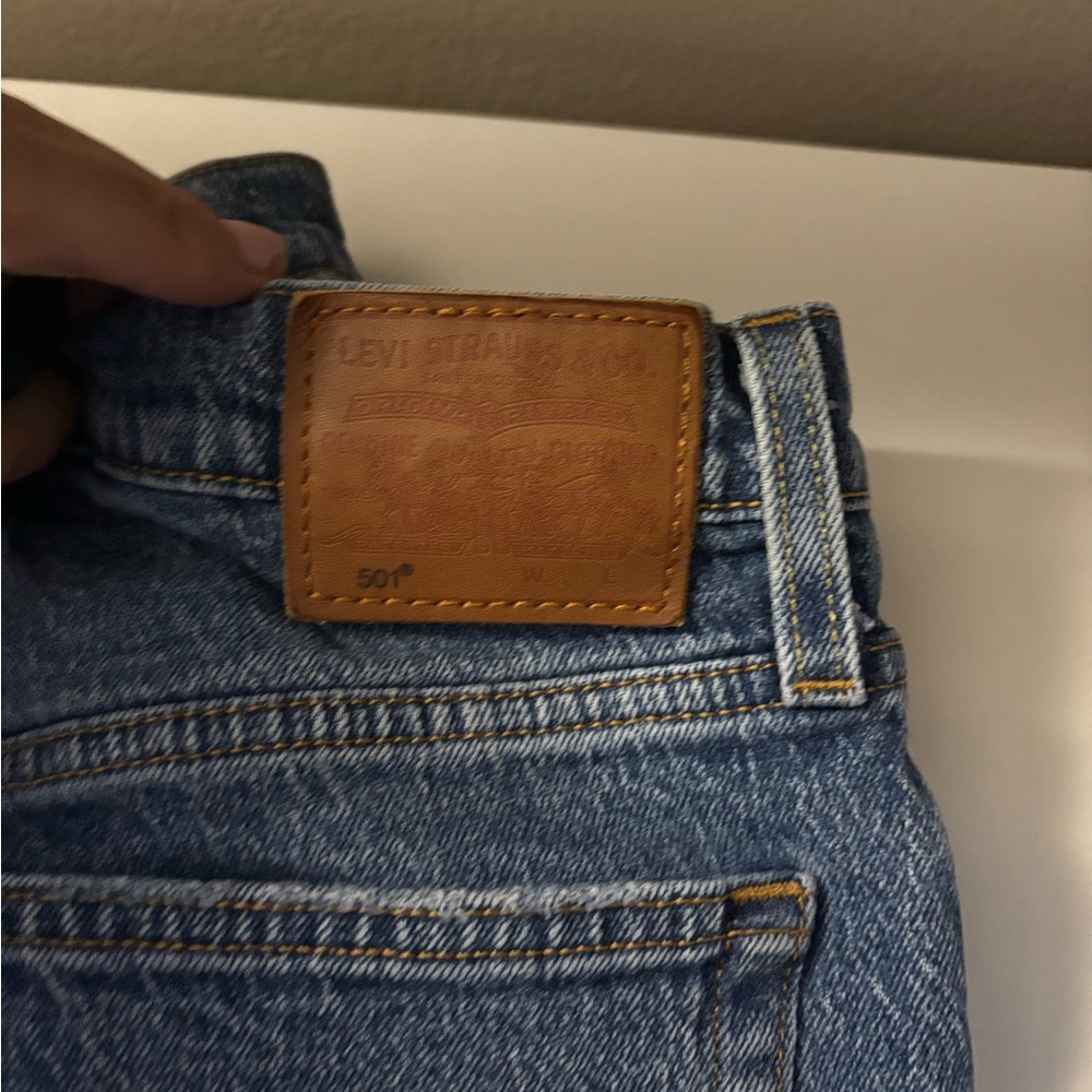 HIGH RISE MID-THIGH LEVI SHORTS - Picture 4 of 8